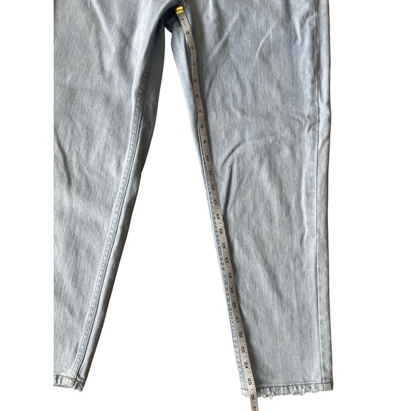 Wild Fable High Waist Light Wash Mom Jeans - Size 6 - Picture 9 of 15